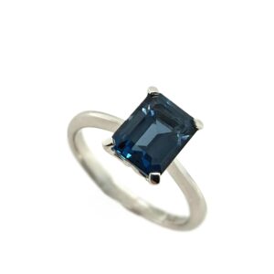 9CT WHITE GOLD EMERALD CUT LONDON BLUE TOPAZ RING