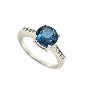 9CT WHITE GOLD LONDON BLUE TOPAZ & DIAMOND RING