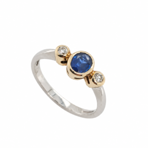 9CT WHITE & YELLOW GOLD SAPPHIRE & DIAMOND THREE STONE RING